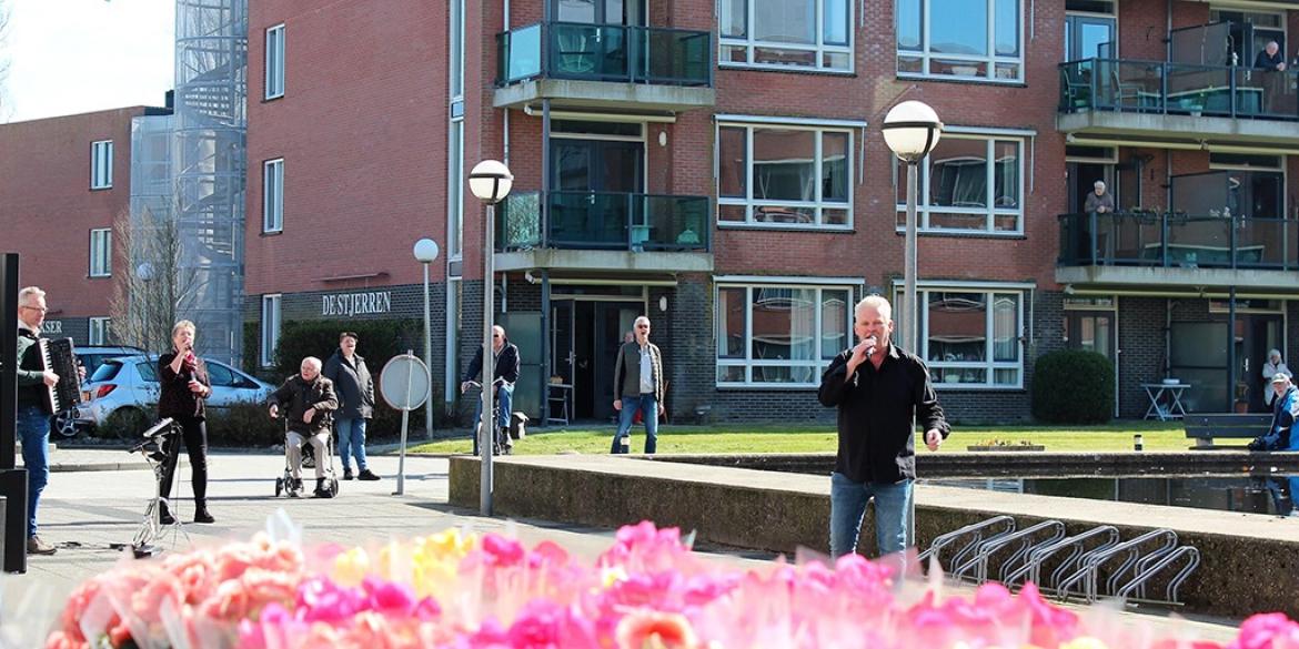 Hart onder de riem voor bewoners Dokkumer verpleeghuizen