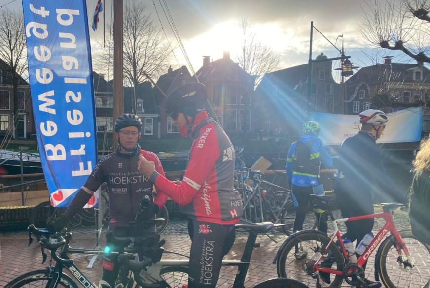 Winterelfstedentochtfietsers stempelen bij De Posthoorn