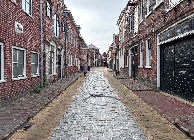 Foto's Nieuwe bestrating Oosterstraat vertoont scheuren door: 