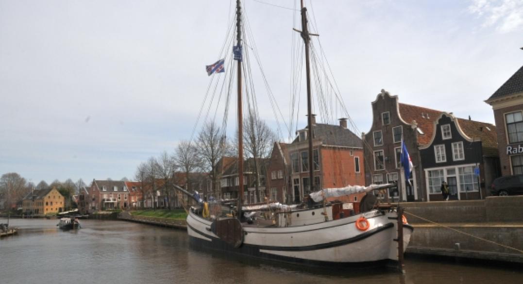 Historische zeilschip de Tromp afgemeerd in Dokkum