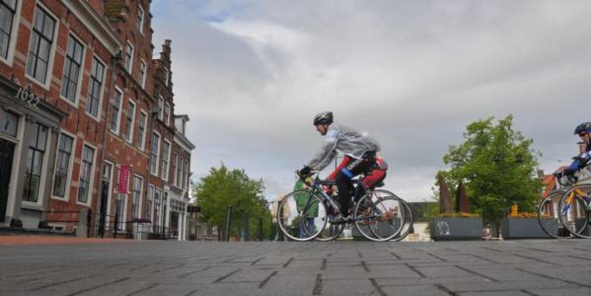 Elfstedenfietsers krijgen warm welkom in Dokkum