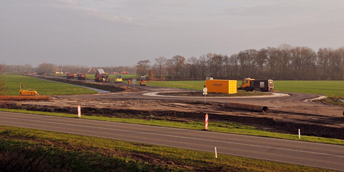 Asfalteren Centrale As bij Dokkum in volle gang