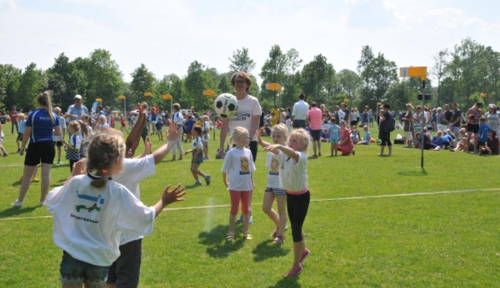 Supersfeer tijdens AH Dokkum schoolkorfbaltoernooi