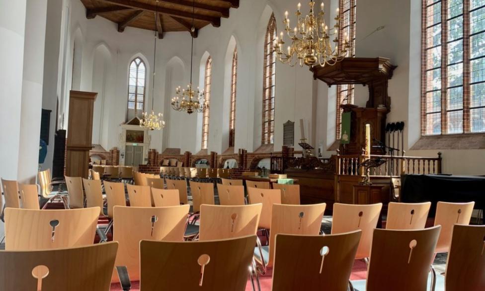 Stoelen van Fontein naar Grote kerk in Dokkum gebracht