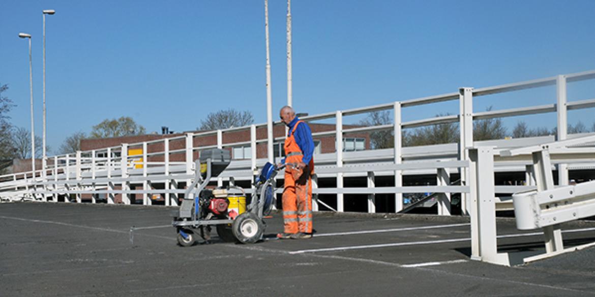 Nieuwe belijning aangebracht in gratis parkeergarage