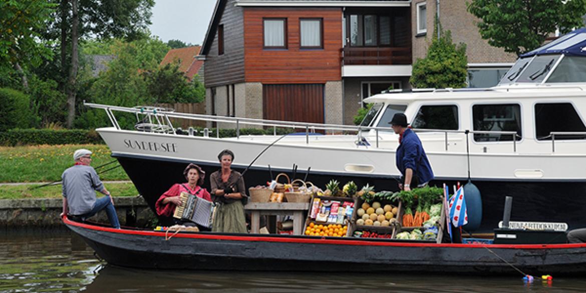 Parlevinkers langs deelnemers Elfstedenweek Dokkum