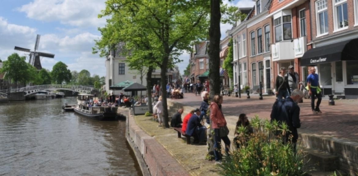 Sfeervolle binnenkomst Elfstedenwandelaars in Dokkum