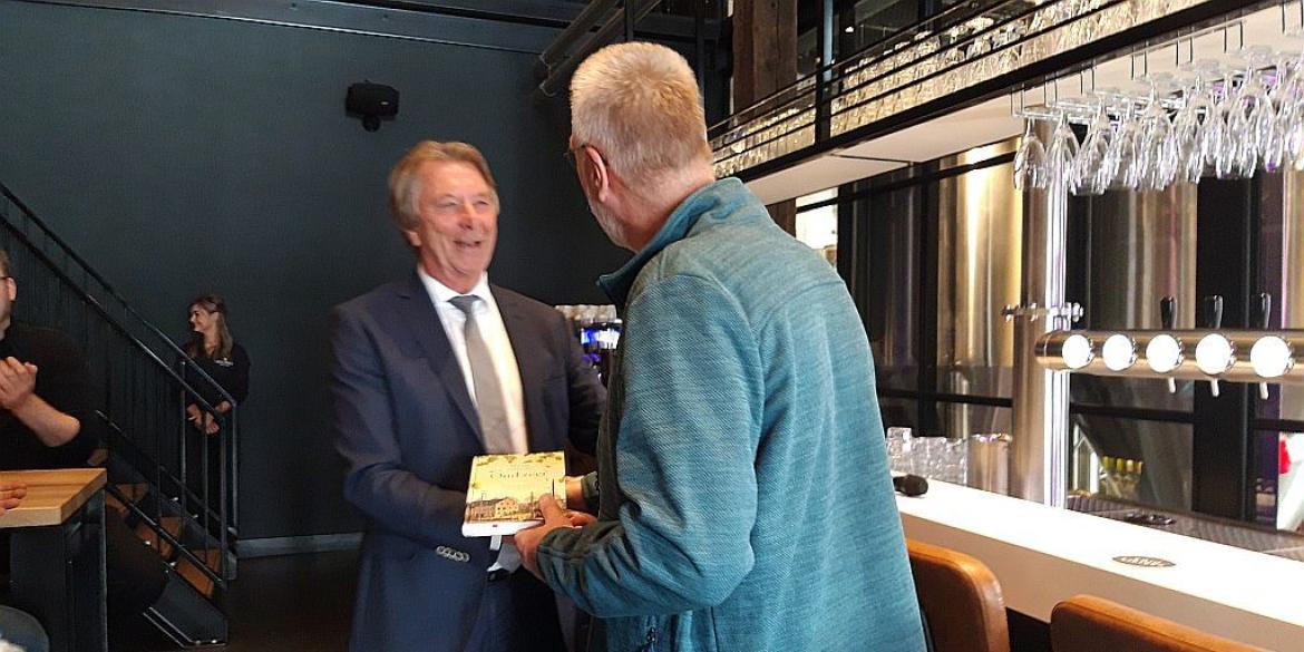 Burgemeester overhandigt tiende roman Martin Scherstra