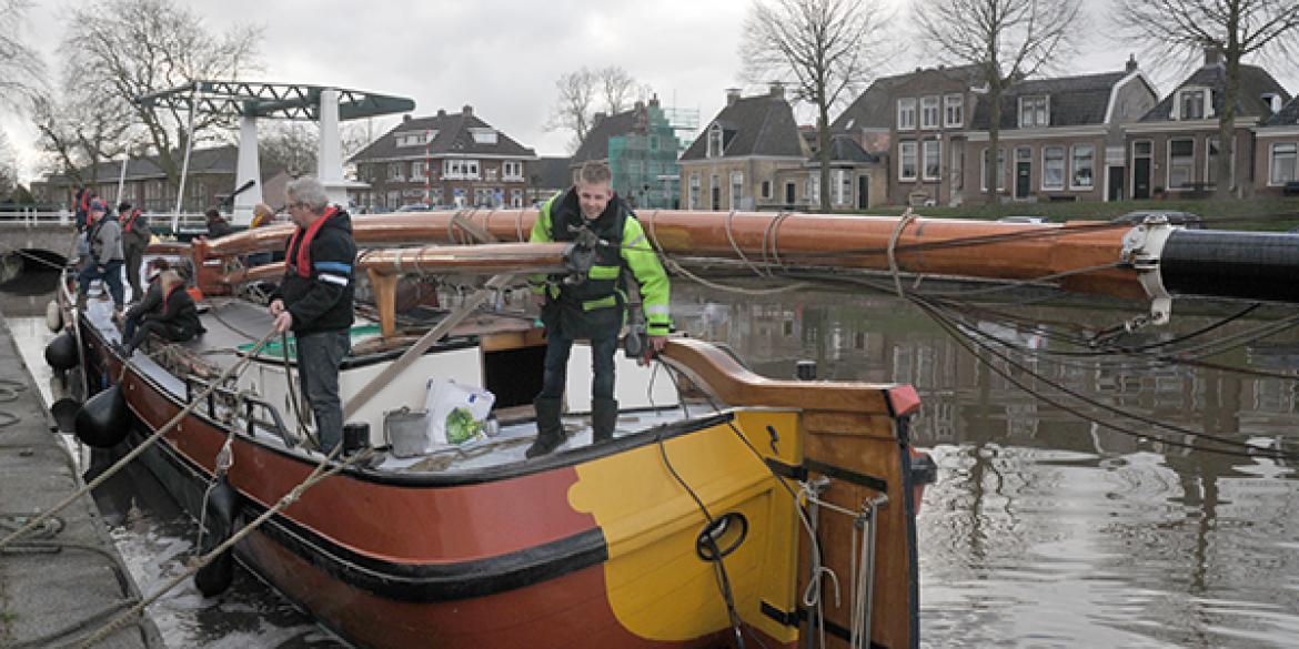 Dokkumer Skûtsje legt aan in binnenstad