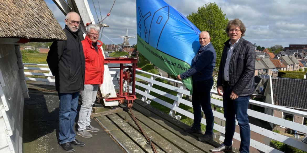 Nieuwe vlag voor Stichting Monumentenbehoud Dongeradeel