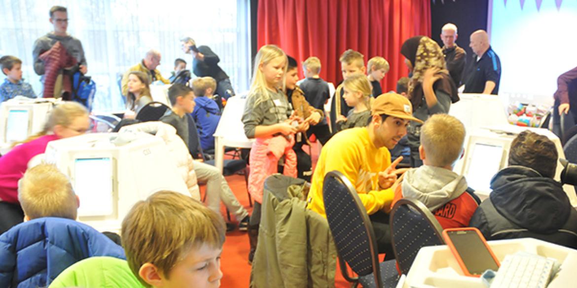 Honderd kinderen coderen tijdens CoderDojo Dokkum XL