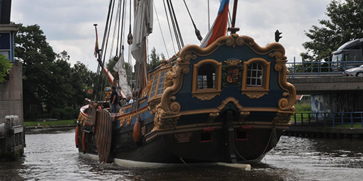 Deelnemers Delfsail passeren Dokkum met grote schepen