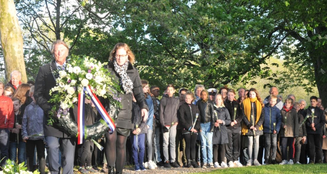 Alle leeftijden herdenken mee bij dodenherdenking Dokkum