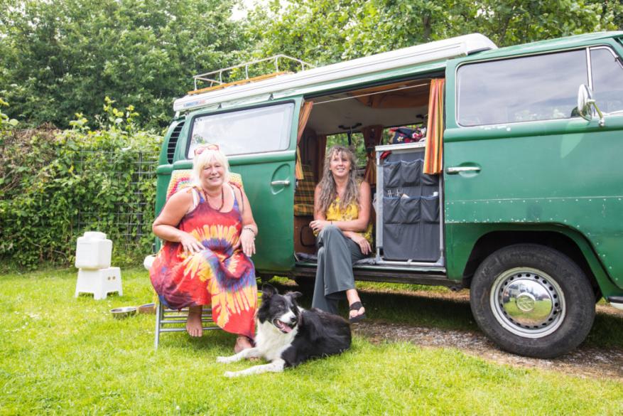 Zomergasten: twee Friezinnen, een hond en een retro bus