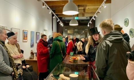 Kunstenaars komen bijeen voor opening eerste editie Kerstkunstsale Dokkum