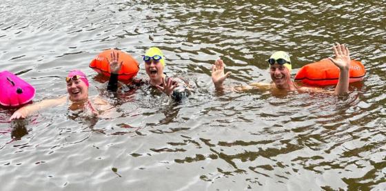 Dokkumers zwemmen mee met Maarten van der Weijden tijdens Triatlon Elfstedentocht