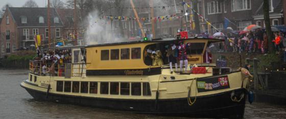 Fleurige intocht van Sinterklaas in regenachtig Dokkum