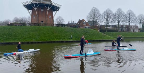 SUP Skool Dokkum begint SUPseizoen met schoonmaak grachten