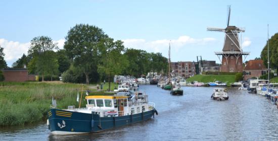 Erfgoedtour van 70 historische bedrijfsvaartuigen langs Dokkum