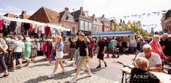 Gezellig druk op jubileumeditie jaarmarkt Dokkum