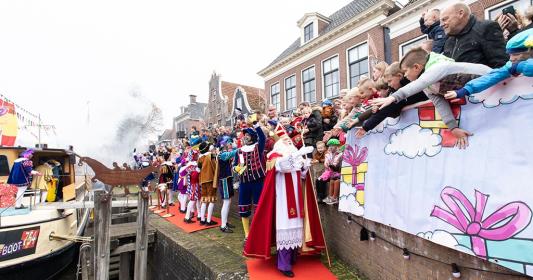 Sfeervolle intocht van Sinterklaas in Dokkum