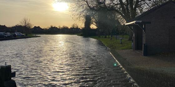 Water in binnenstad Dokkum uitzonderlijk hoog