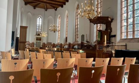 Stoelen van Fontein naar Grote kerk in Dokkum gebracht