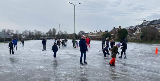 Schaatspret in Dokkum: ijsclub weer open