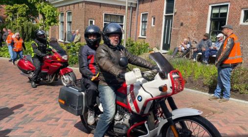 Ook gemotoriseerde Elfstedentocht stempelt op de Markt